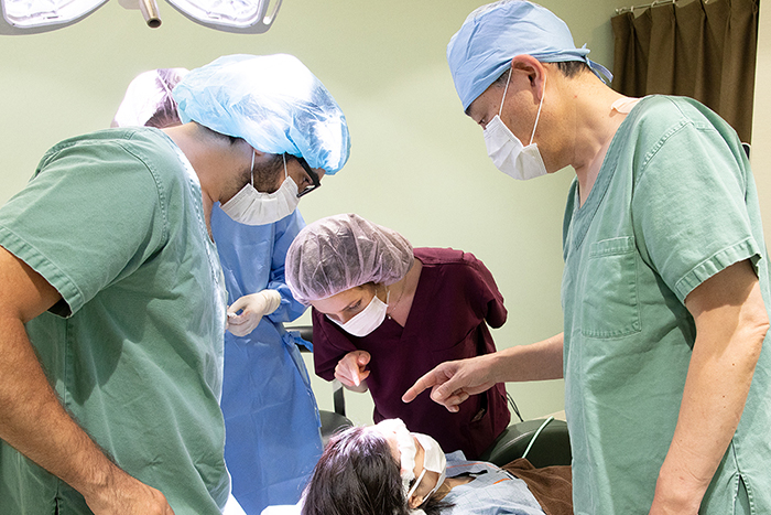 Dr.RivaloraとDr.Coelhoの植毛手術の見学