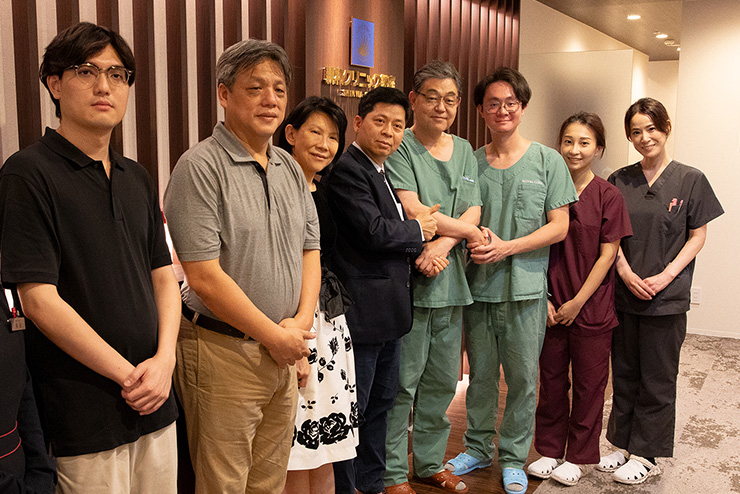 台湾の医師・看護師の医療チームと親和クリニックの医師・看護師チームの集合写真