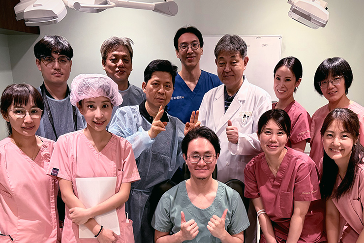 台湾の医師・看護師の医療チームと親和クリニックの医師・看護師チームの集合写真