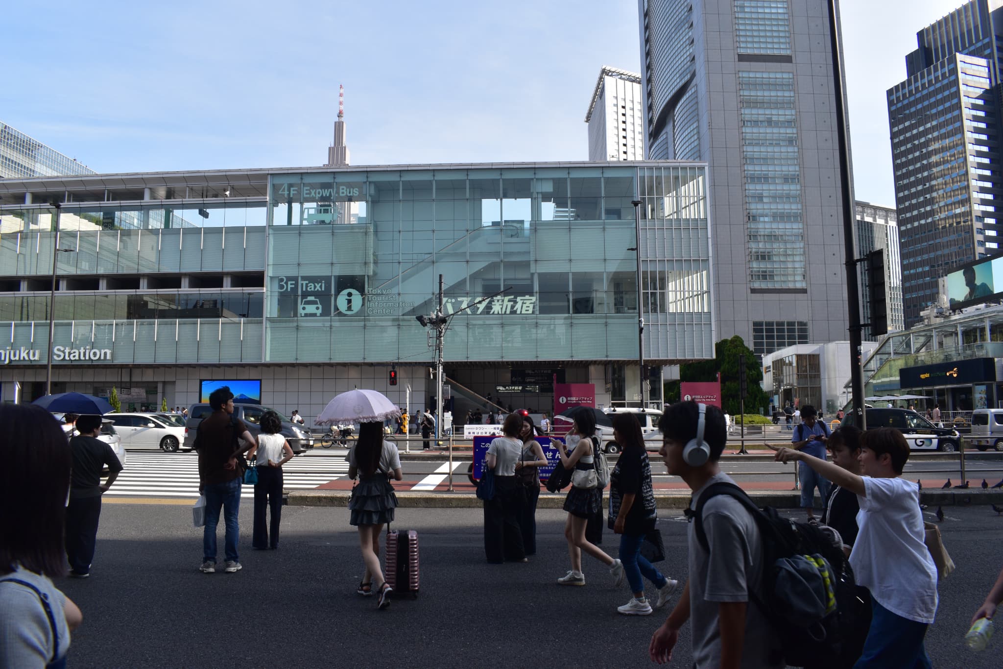 JR新宿駅東口からの道順1