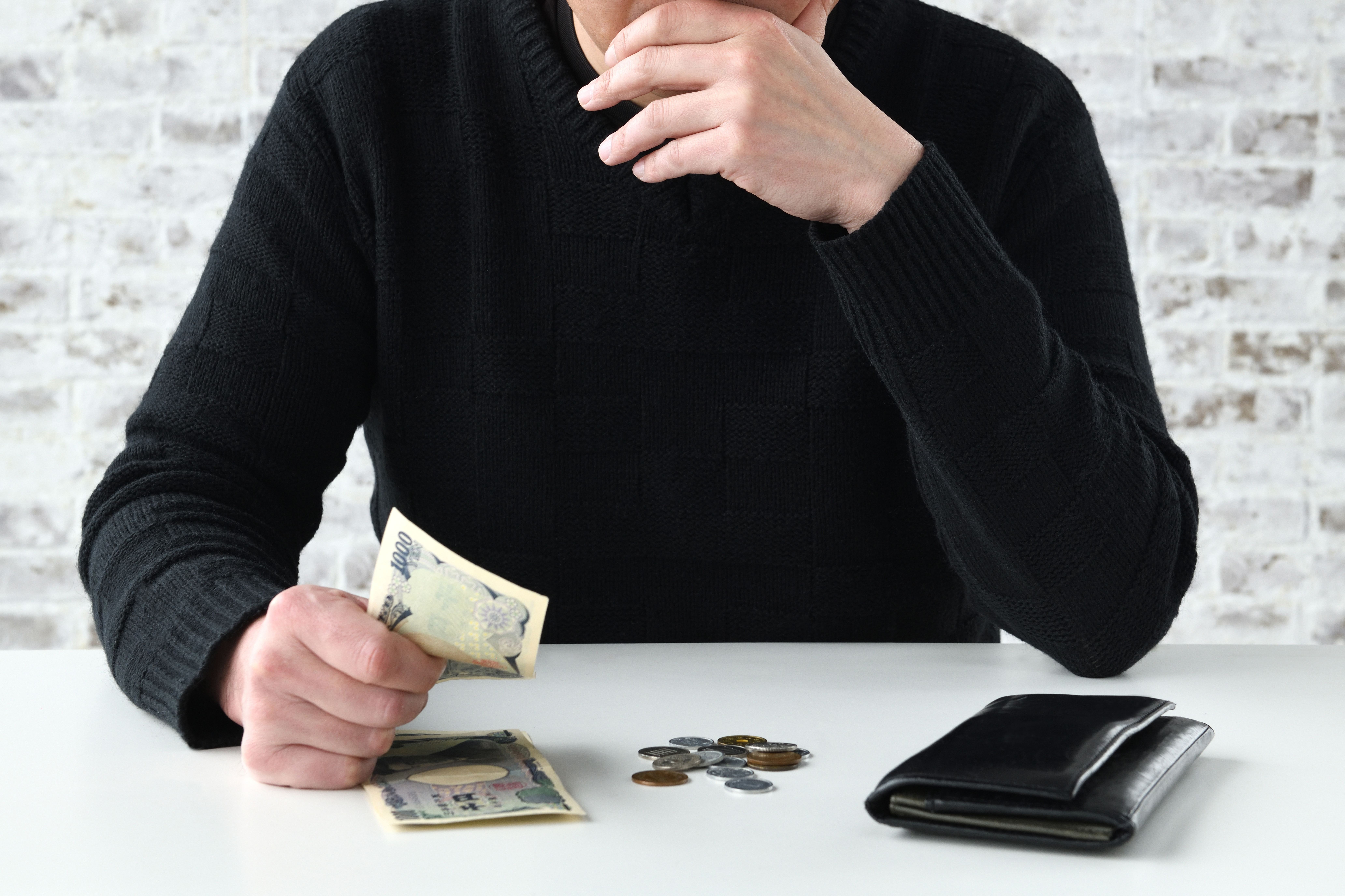 お金の悩みを抱える男性