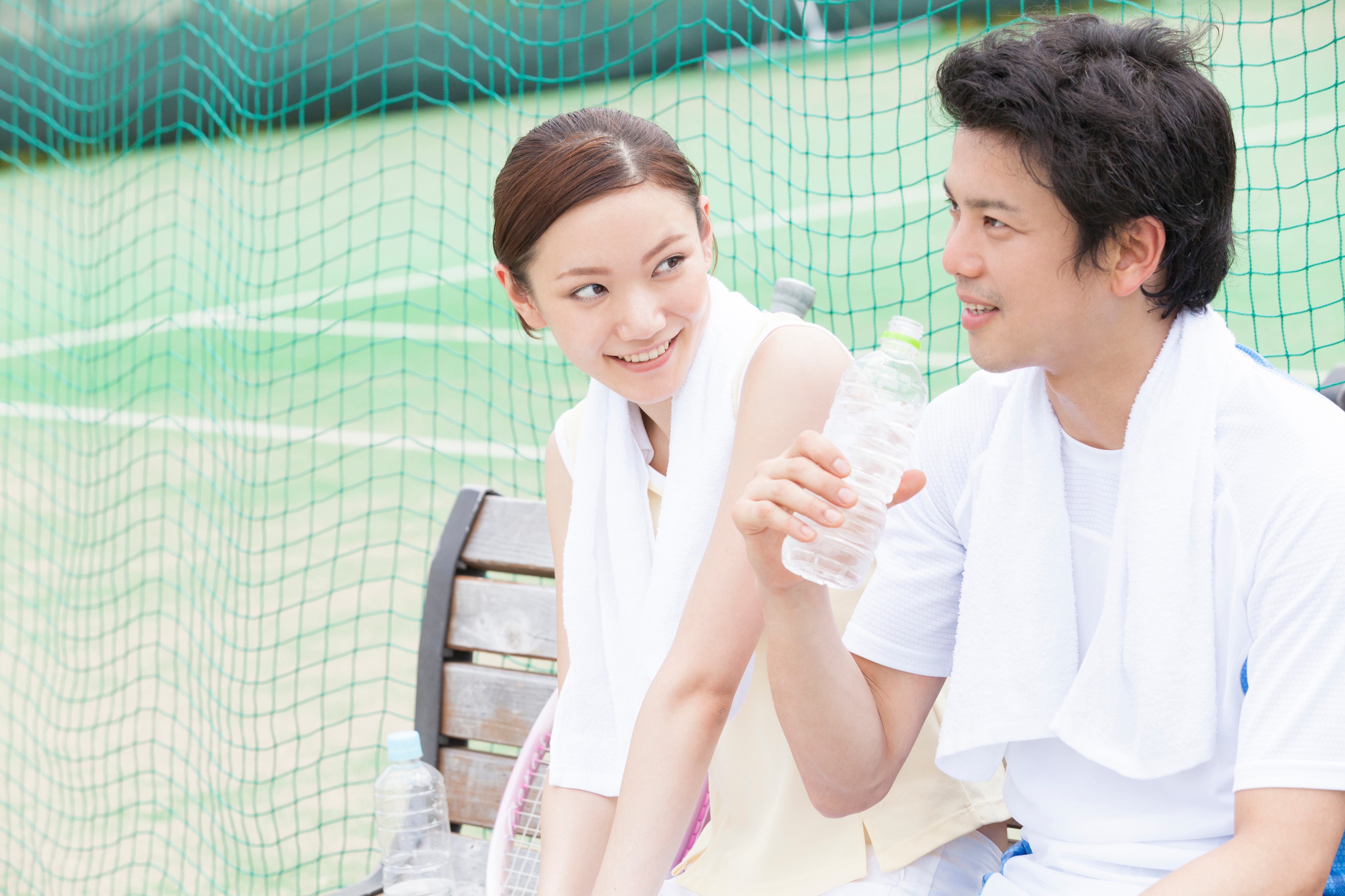 テニス後に休憩をするカップル