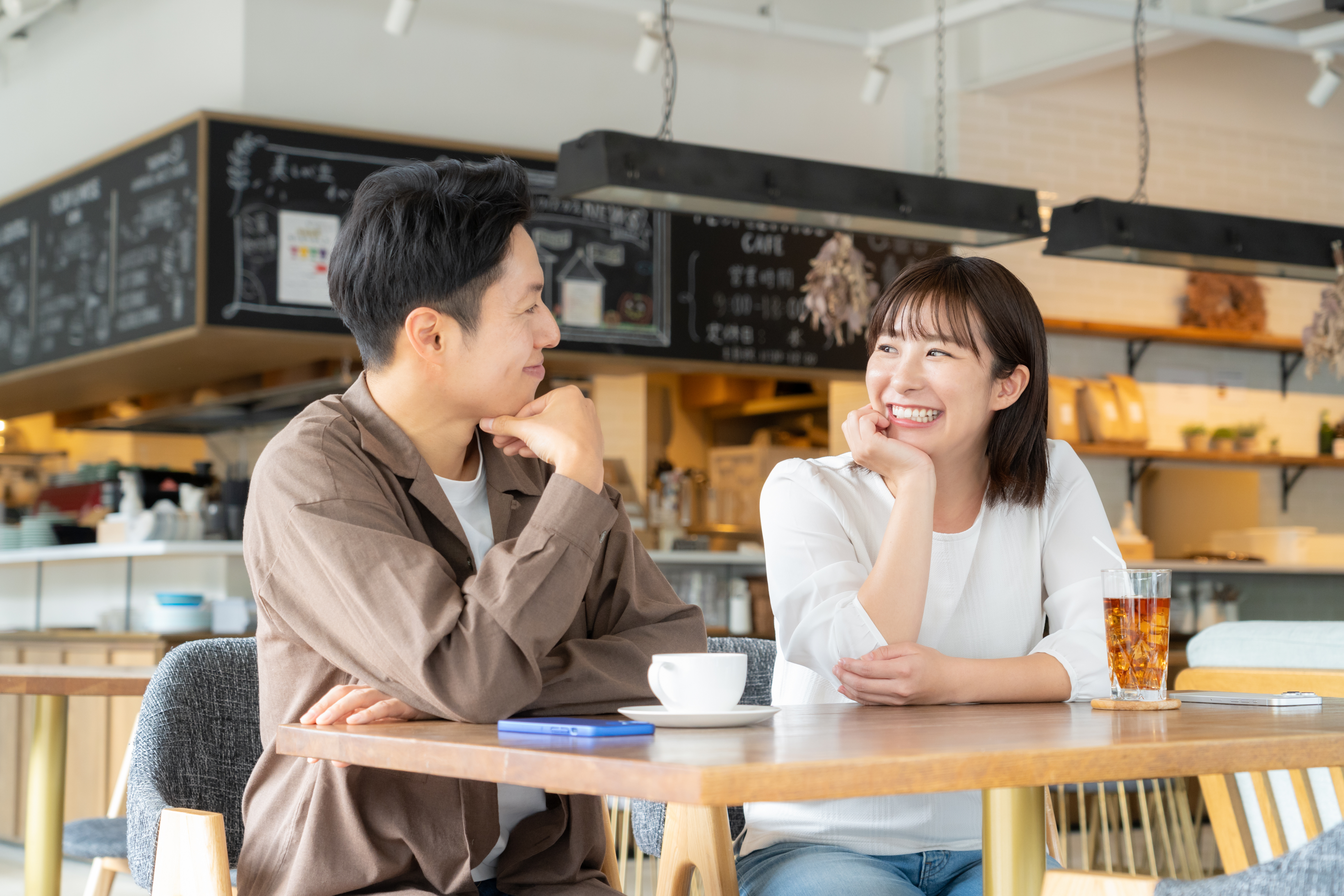 カフェでデートをするカップル