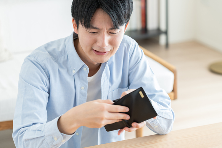 お金に悩む若い男性