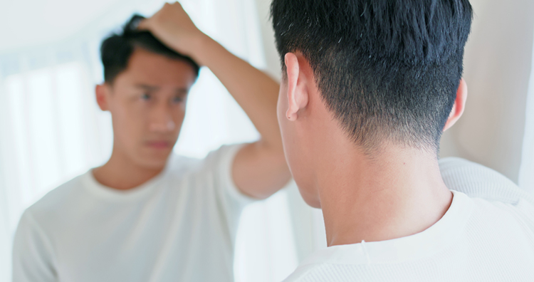 生え際をチェックする男性