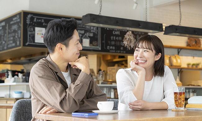 笑顔の男女