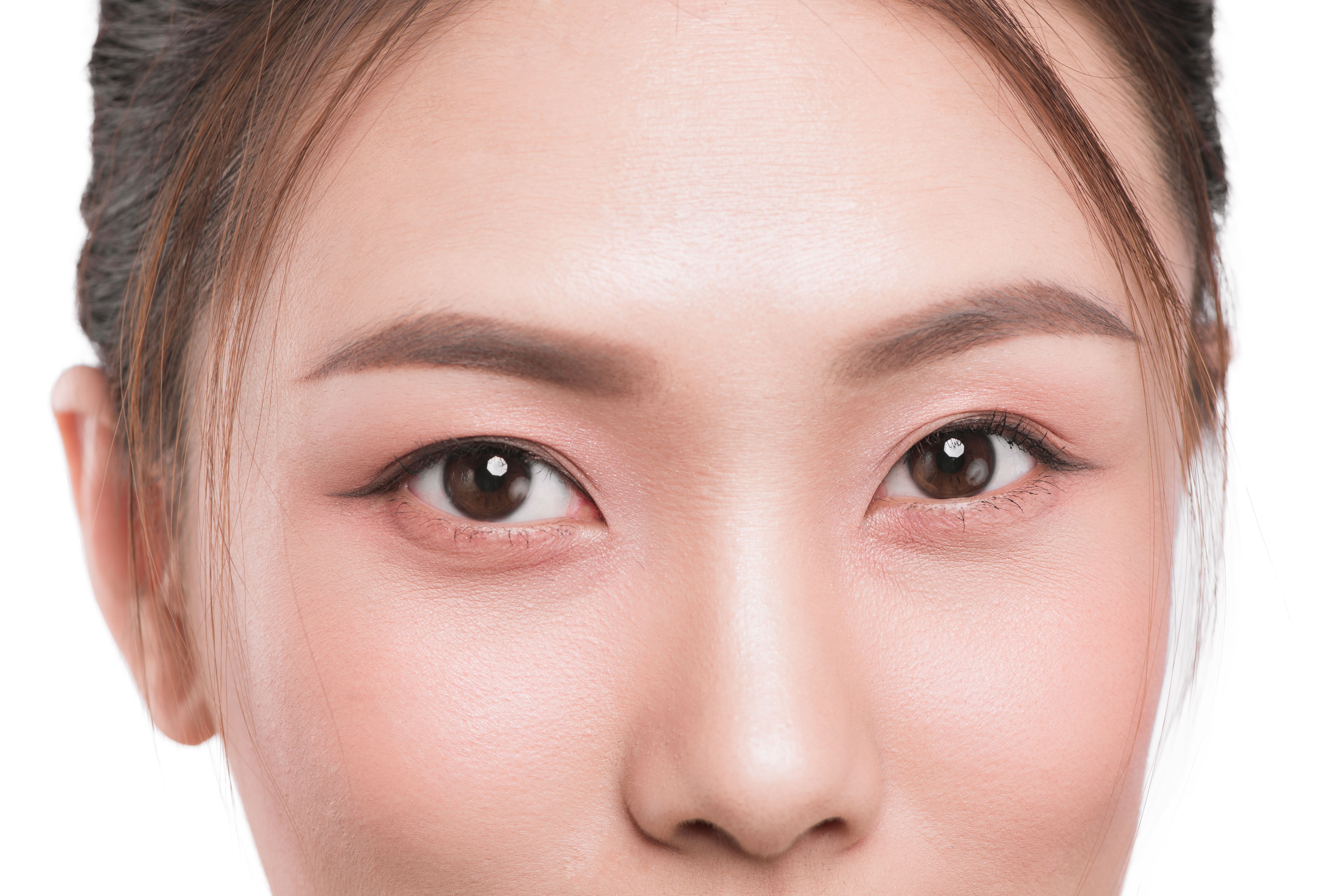 整った眉毛と目元の女性の正面クローズアップ