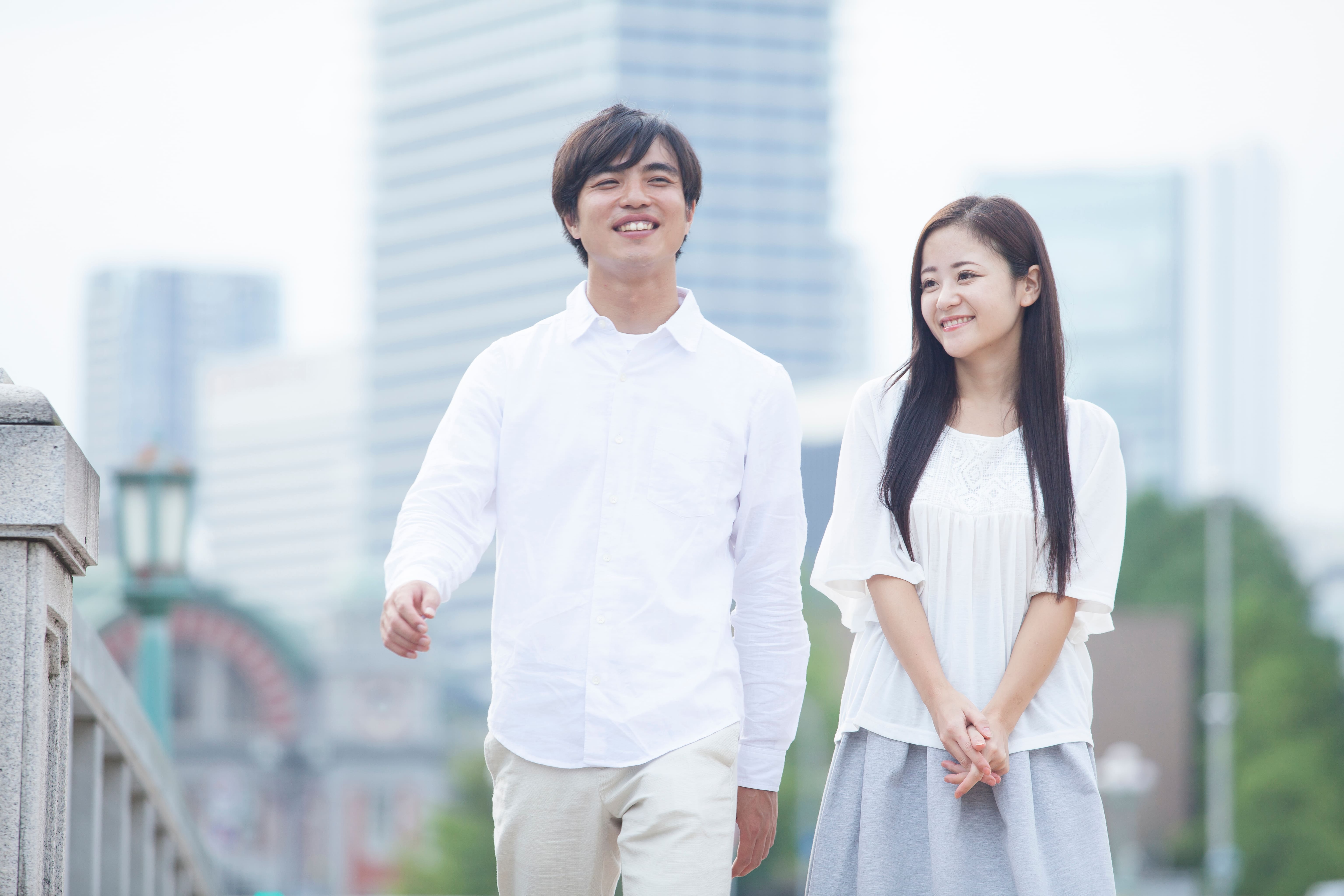 街中を笑顔で歩く男女