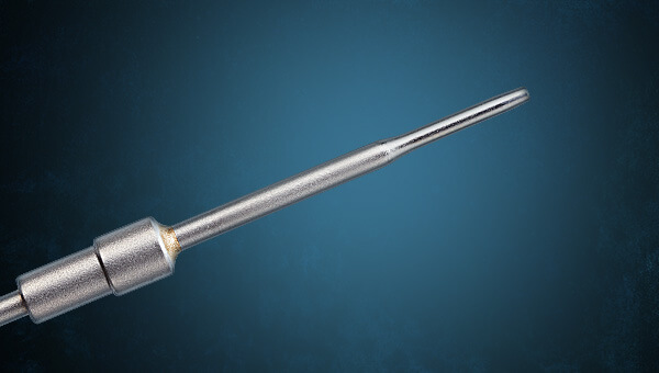 植毛手術に使用する国内最小級の0.59mmパンチブレード