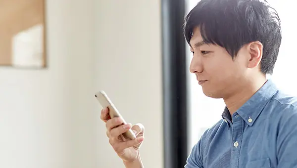 スマートフォンでオンライン相談を受けるイメージ