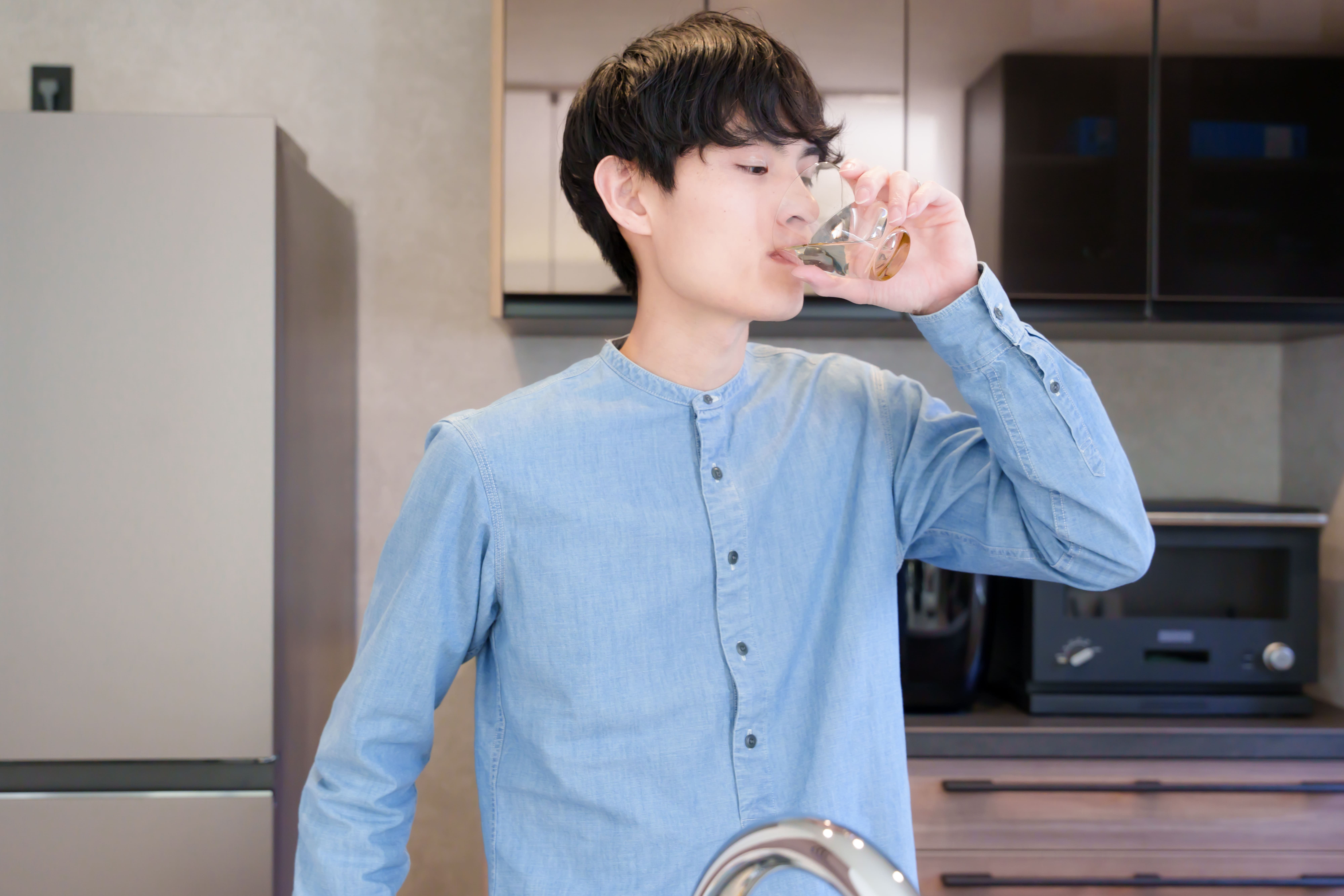 AGAの投薬治療として内服薬を飲む男性
